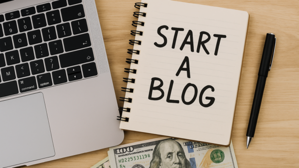Flachaufnahme mit Laptop, Notizbuch „Start a Blog“ und Geldscheinen – Symbol für Bloggen und Monetarisierung.