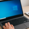 Screenshot am PC unter Windows erstellen – Hand drückt Tastenkombination auf Laptop-Tastatur für Bildschirmfoto.
