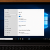 Windows-10-Laptops mit geöffneten WLAN-Einstellungen zur Problembehebung der Netzwerkverbindung