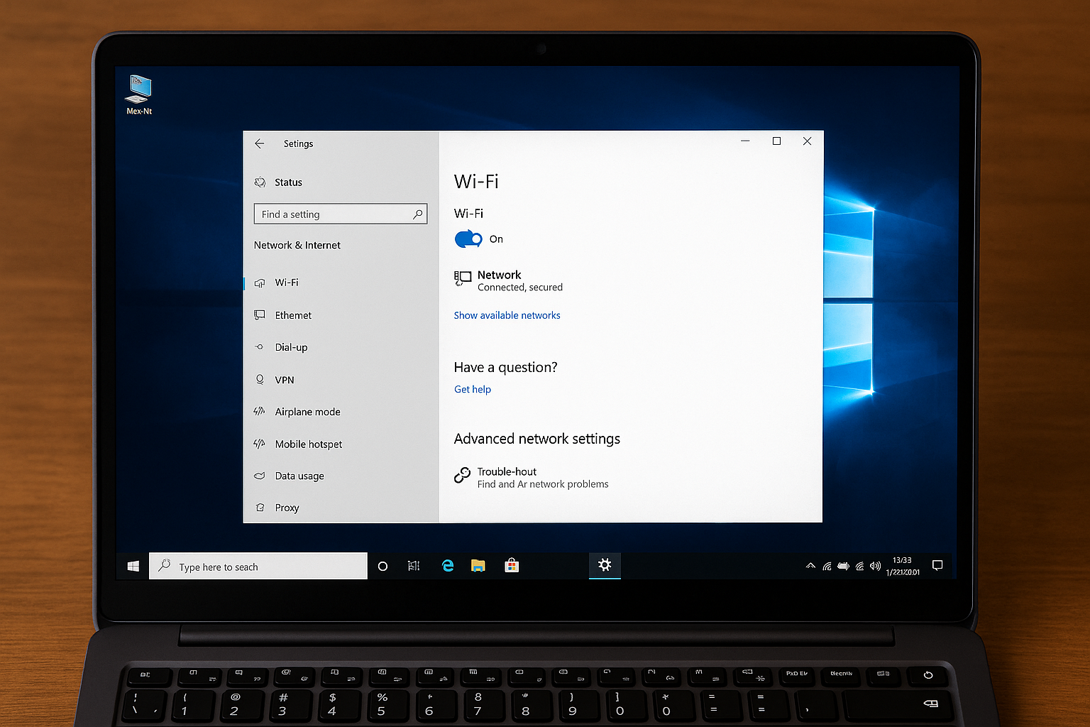 Windows-10-Laptops mit geöffneten WLAN-Einstellungen zur Problembehebung der Netzwerkverbindung