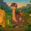 ittlefoot, Cera, Ducky, Petrie und Spike stehen gemeinsam in einer sonnigen Urzeit-Landschaft – Szene aus „In einem Land vor unserer Zeit