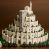 Realistische Lego-Nachbildung von Minas Tirith aus Der Herr der Ringe mit detailreicher Zitadelle, Mauerringen und Minifiguren vor der weißen Stadt.