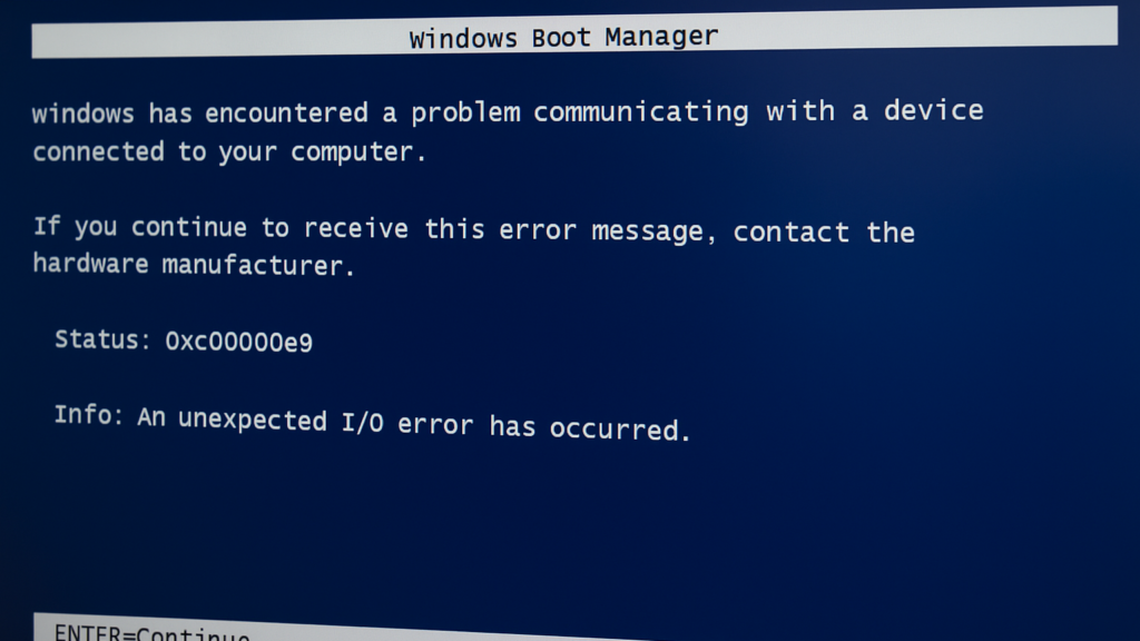 Computerbildschirm zeigt den Windows Boot Manager mit Fehlercode 0xc00000e9 auf blauem Hintergrund während des Systemstarts.