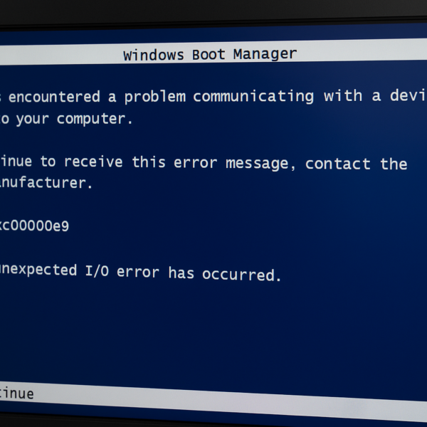 Computerbildschirm zeigt den Windows Boot Manager mit Fehlercode 0xc00000e9 auf blauem Hintergrund während des Systemstarts.