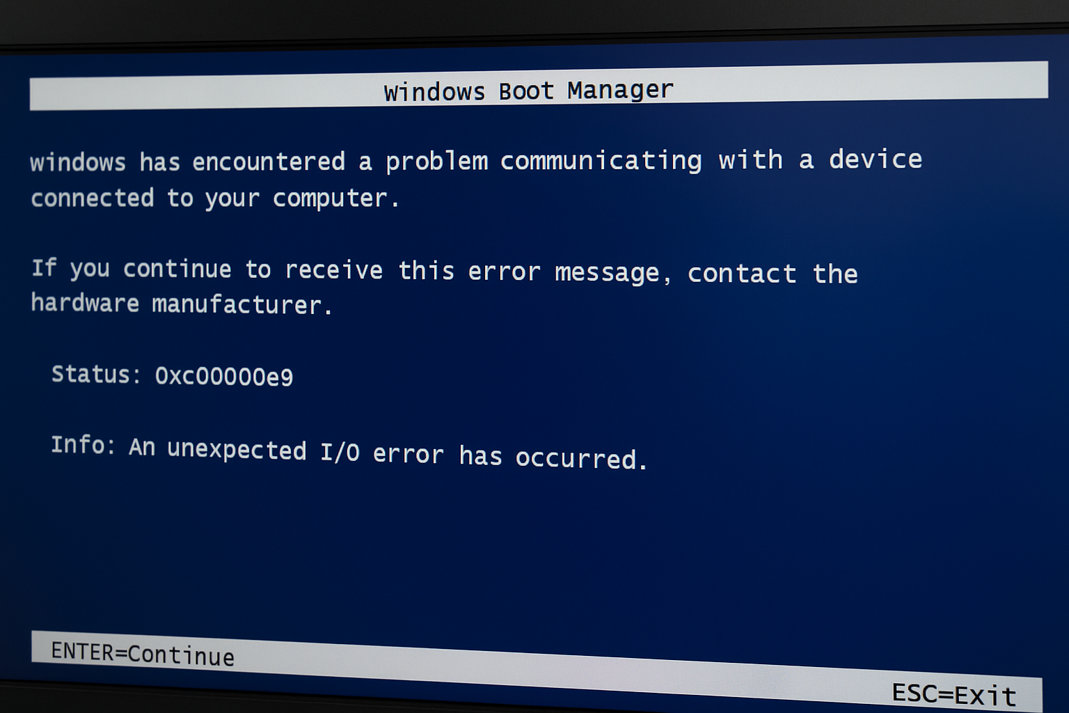 Computerbildschirm zeigt den Windows Boot Manager mit Fehlercode 0xc00000e9 auf blauem Hintergrund während des Systemstarts.